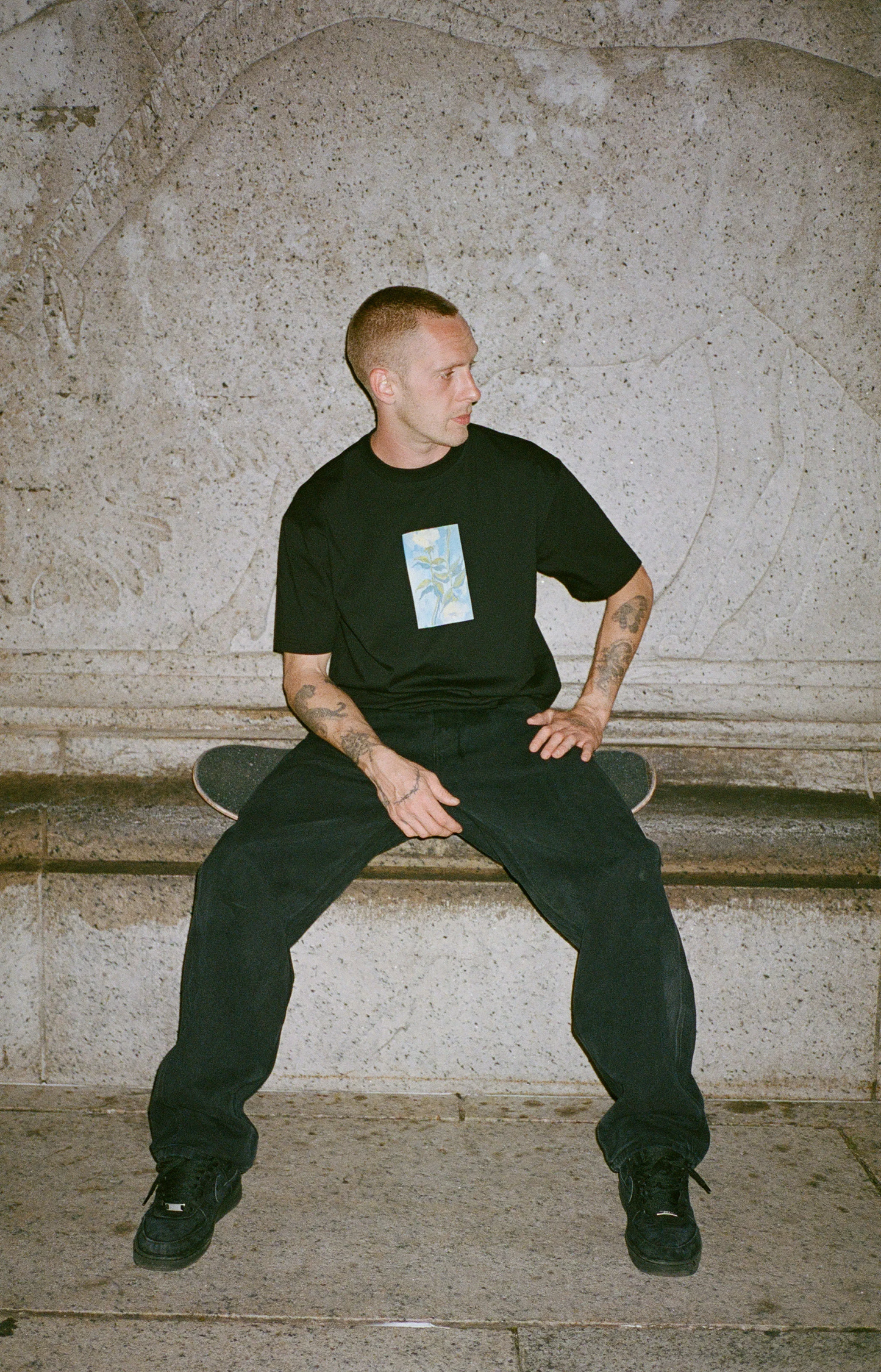 GRAND COLLECTION WHITE ROSES TEE 'BLACK'